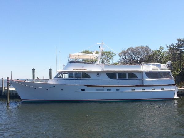 yacht Broward Pilothouse