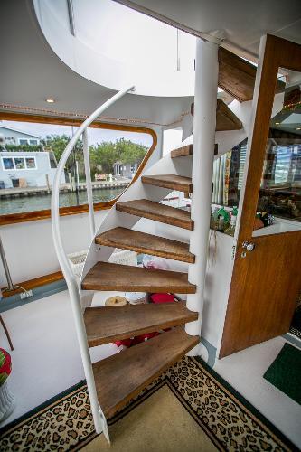 yacht Broward Pilothouse