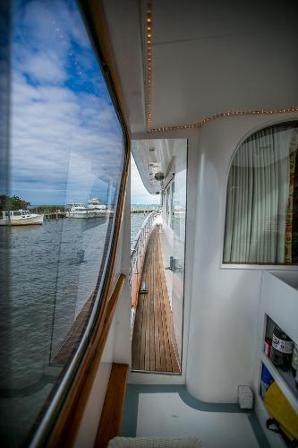 yacht Broward Pilothouse