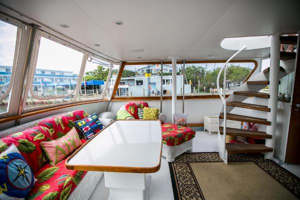 yacht Broward Pilothouse